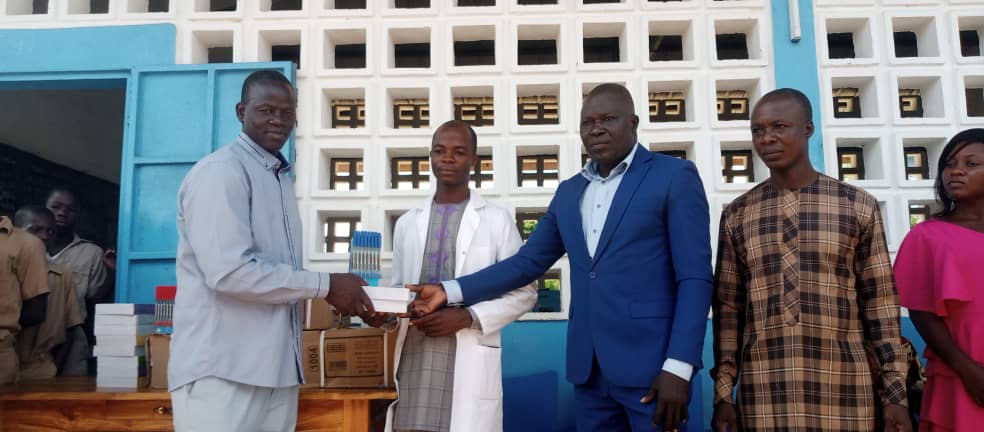 L’ASSOTO et son président Dr Dandakou ont offert des fournitures scolaires au CEG AHONKPOE