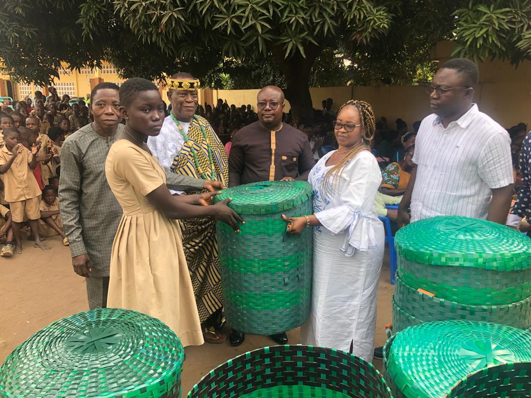 Golfe 2 : Le Maire Noukafou équipe les écoles de poubelles pour un cadre de vie plus sain