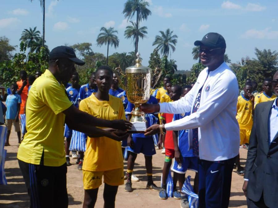 Tchaoudjo : Le Commissaire Adoyi parraine un tournoi de handball destiné à  promouvoir l'excellence chez les élèves