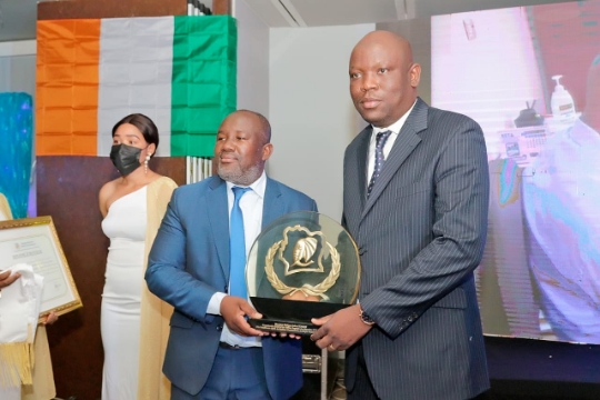 Bonne Gouvernance en Afrique L'OTR ET PHILIPPE TCHODIE REÇOIVENT DEUX PRIX PANAFRICAIN A ABIDJAN  -  Le Prix de la Meilleure Administration Fiscale et Prix Panafricain de Meilleur Gestionnaire de Régie Financière
