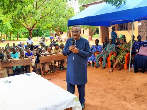 L'association Les Amis du Dr Charles Abalo, ACA pose des gestes du c&oelig;ur à  Gbatopé