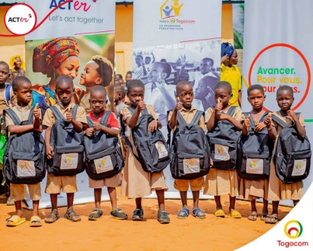 Soutien à  l' Education dans les Zones enclavées du Togo : TogoCom offre des kits scolaires aux élèves des EPP Kadjalé 2 et Adetikopé D
